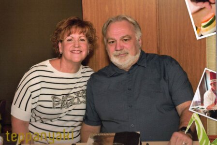 Nath et JP avec un carnet et un appareil photo