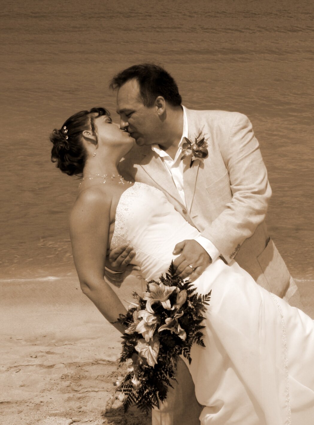 Deux mariés qui dansent entourés d’amis