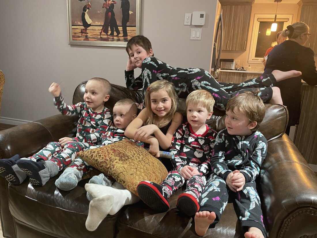 Tram jaune à Lisbonne devant des azulejos bleus