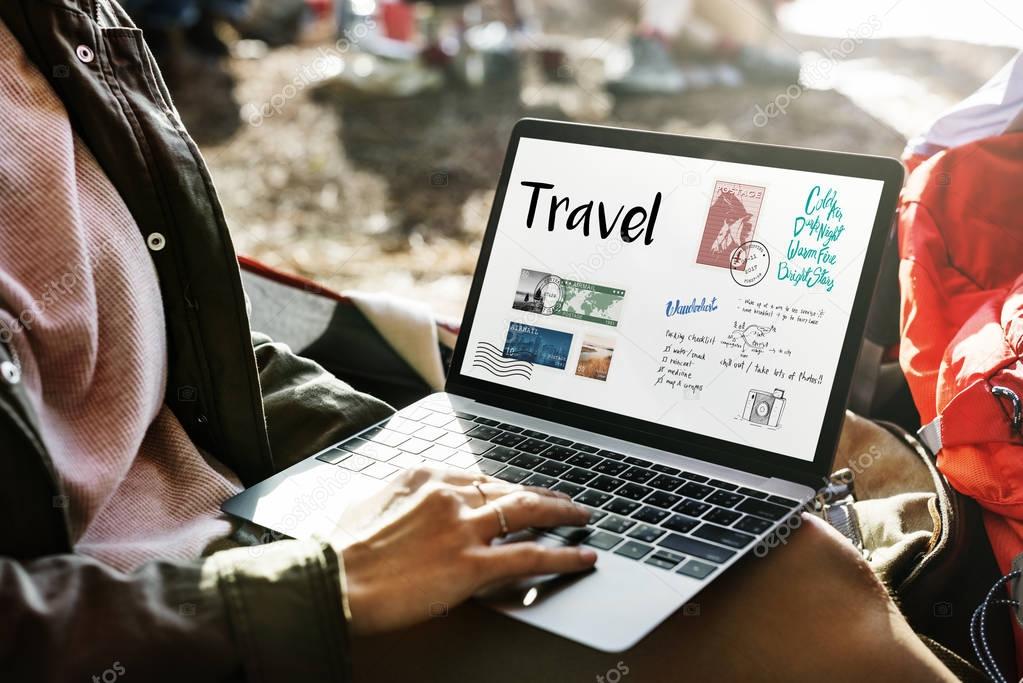 Ordinateur avec photos et carte