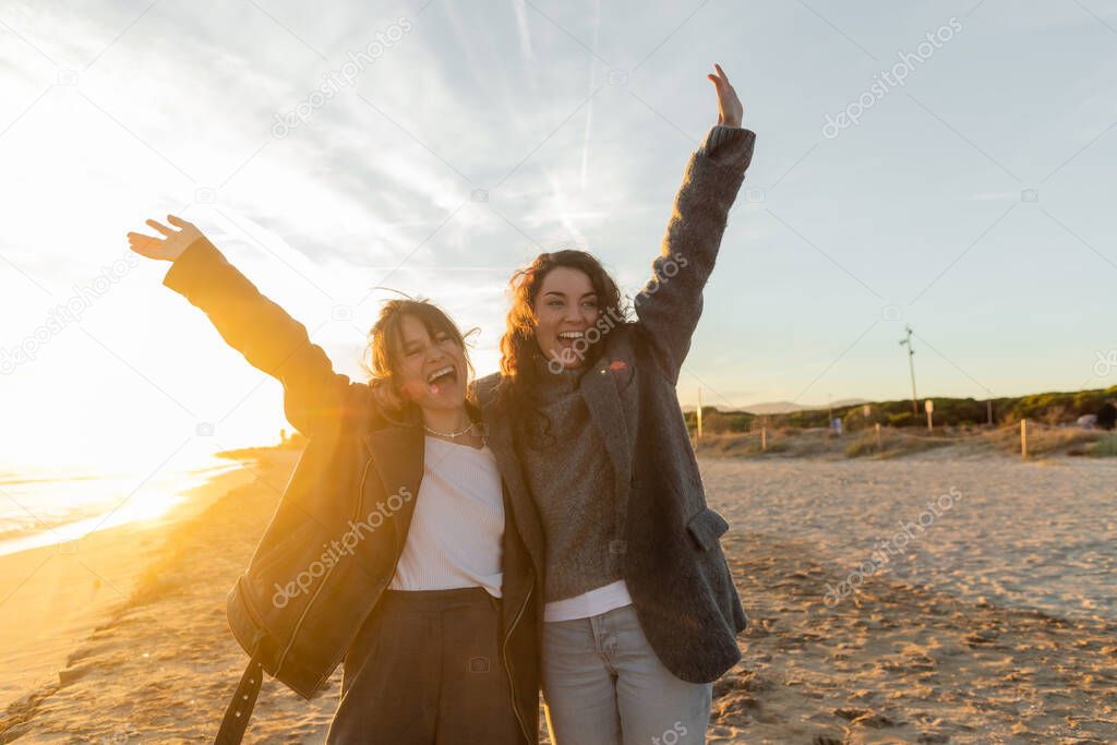 Groupe d’amis face au coucher de soleil en vacances