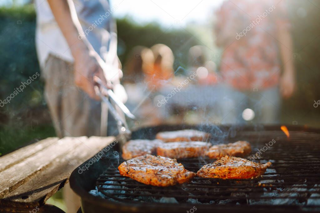 Barbecue dans un jardin lors d’une réunion d’amis